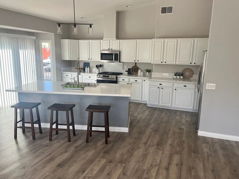 Building Photo - 11112 Calgary Way