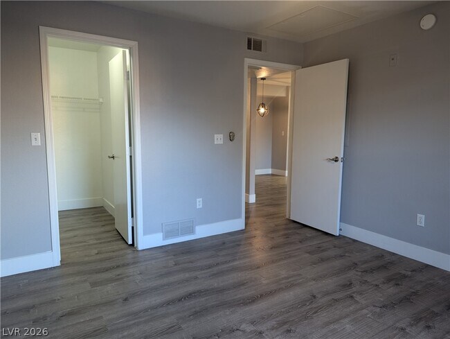 Building Photo - 555 E Silverado Ranch Blvd