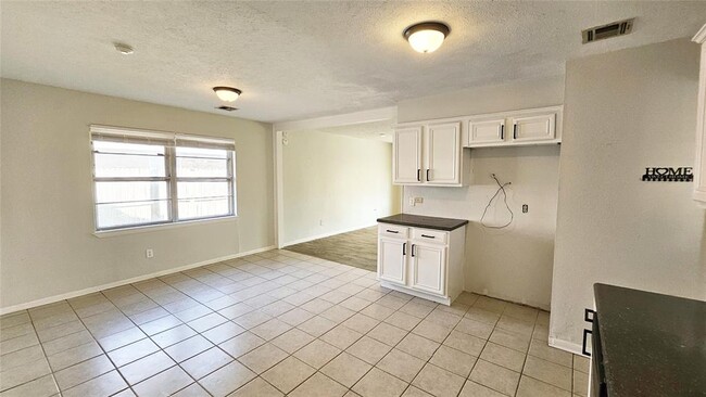 Building Photo - 1220 N Warren Ave
