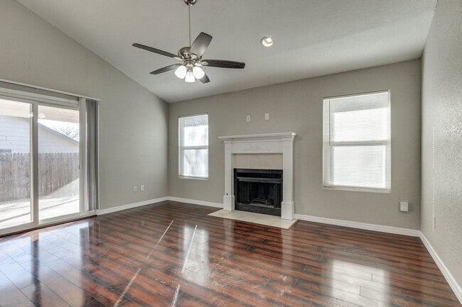 Building Photo - Spacious 3-bedroom home with bonus room, fenced yard, and 2-car garage in Country Hollow.