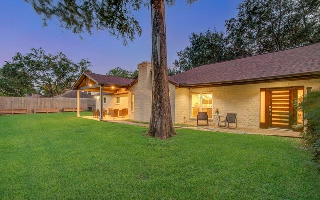 Building Photo - 14603 Carolcrest Dr