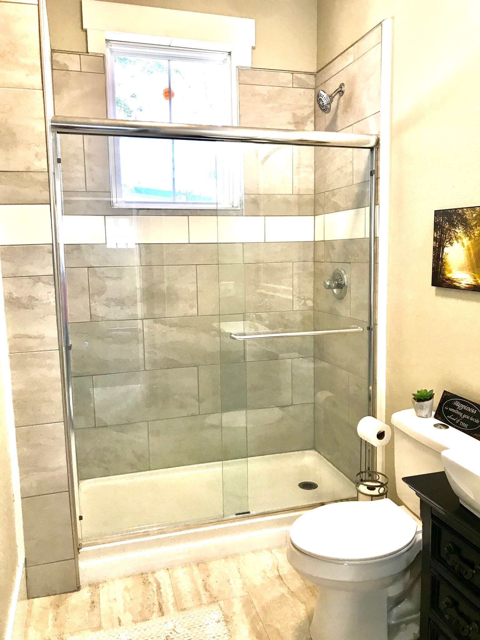 Beautiful shower - 104 4th St