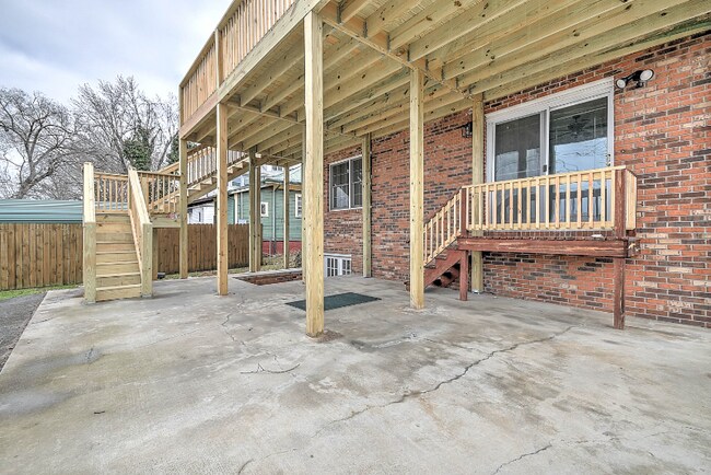 Building Photo - 424 W Maple St