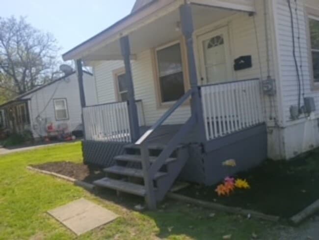 Building Photo - Lockland gem