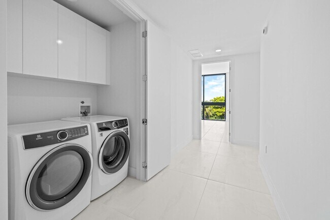 Building Photo - 305 Briny Ave