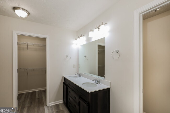Building Photo - 617 Armitage Way