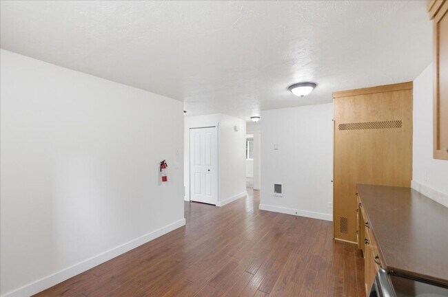 Building Photo - 2864 Newton Pl