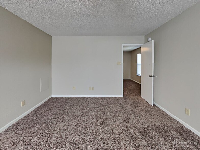 Building Photo - 10878 Glenayr Dr