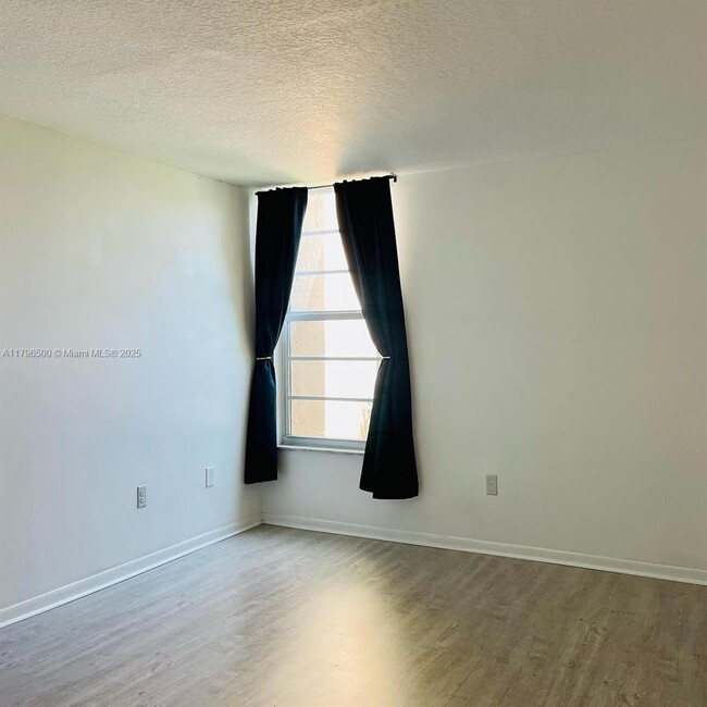 Building Photo - 402 NW 87th Ave