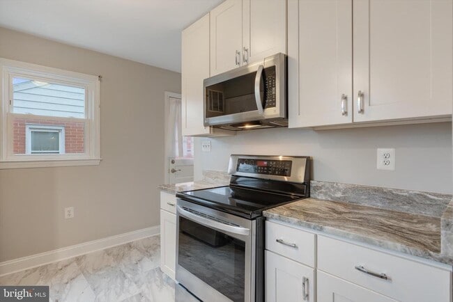 Building Photo - 304 Newfield Rd