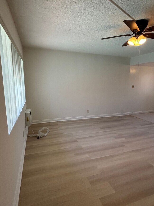 Building Photo - Charming 1-Bedroom in Los Angeles with Pool – Available Now!