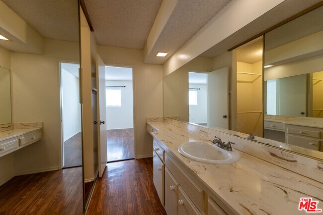Building Photo - 5330 Zelzah Ave