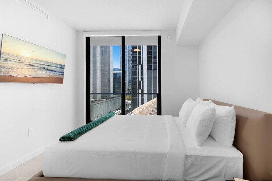 Building Photo - 501 NE 1st Ave