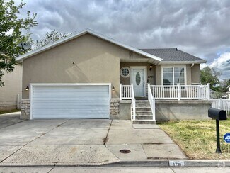 Building Photo - Bright & Spacious Rambler in Rose Park!