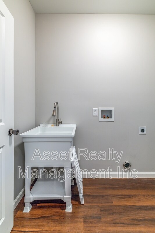 Building Photo - 619 Midlake Dr NE