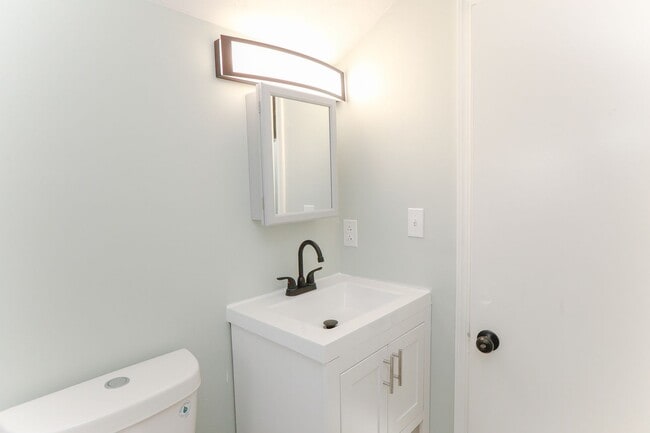 Building Photo - Charming Bungalow