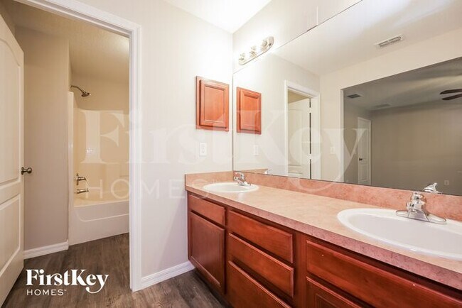 Building Photo - 2006 Southern Oak Loop