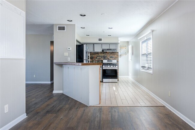 Building Photo - 1208 NE 3rd St