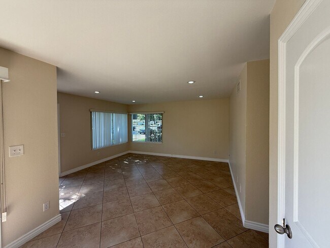 Building Photo - 3 Bedroom Condo for Lease with a 1 Car Garage