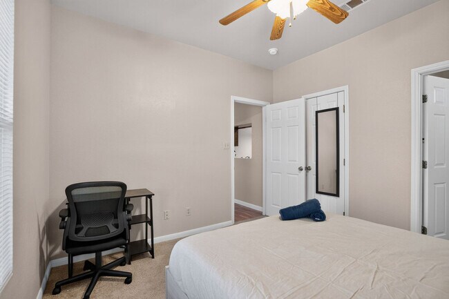 Building Photo - 115 S Lhs Dr