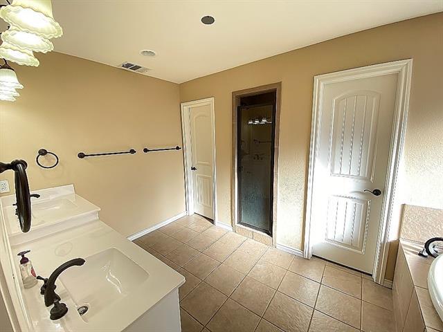 Building Photo - 132 Hedgerow Ln