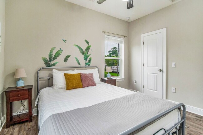 Building Photo - 1002 W Main St