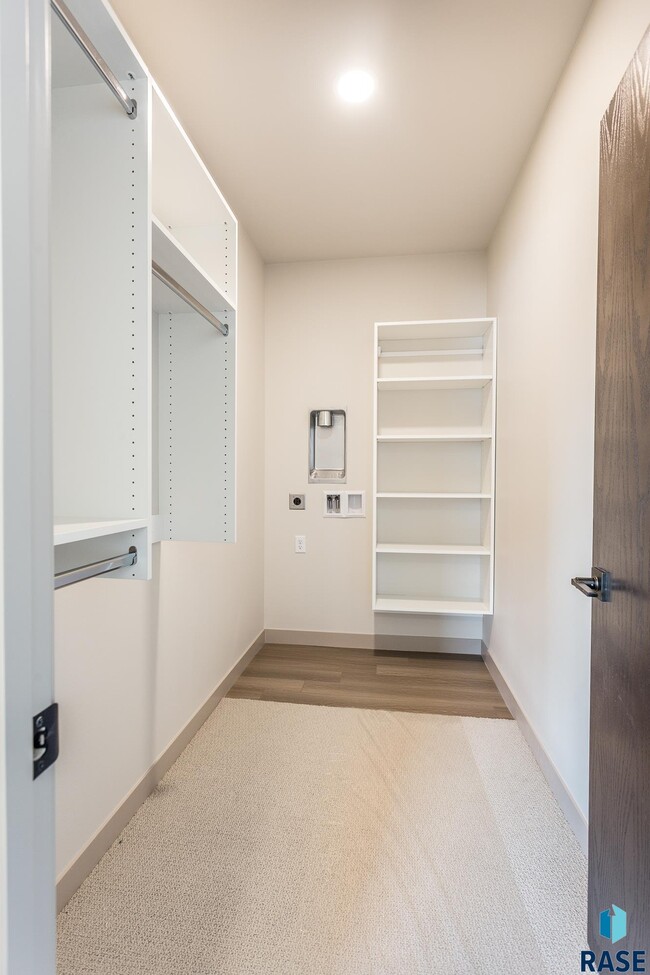 Building Photo - 2803 S Terry Ave