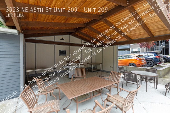 Building Photo - 3923 NE 45th St