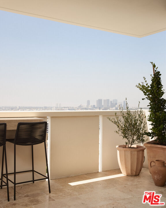 Building Photo - 8787 Shoreham Dr