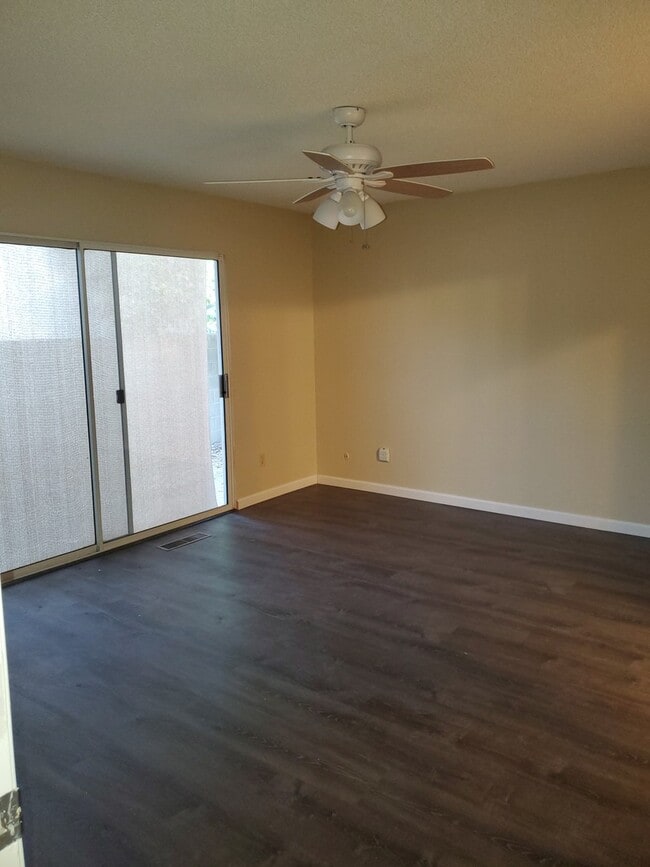 Building Photo - Modesto 3 bedroom 2.5  bathroom off McHenry