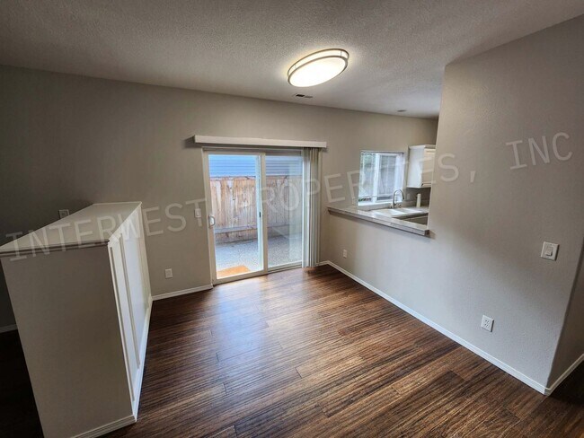 Building Photo - *1ST MONTH'S FREE RENT PROMO* Super Cute 3...