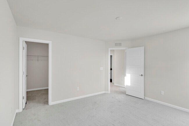 Building Photo - 668 Branson Dr