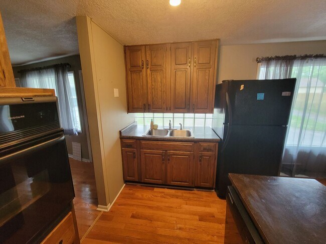 Building Photo - 4332 Wyandotte Dr
