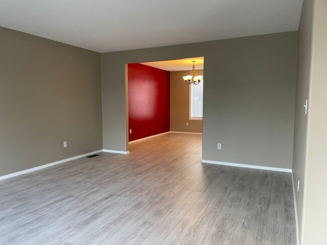 Building Photo - HALF MONTH FREE OF RENT Spacious 5 Bedroom Home! Granite Counters! Pet friendly! Tons of Room for...