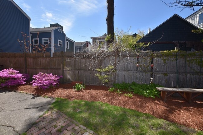 Building Photo - 135 Otis St