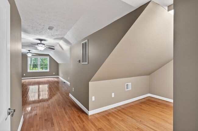 Building Photo - 4 Bedroom