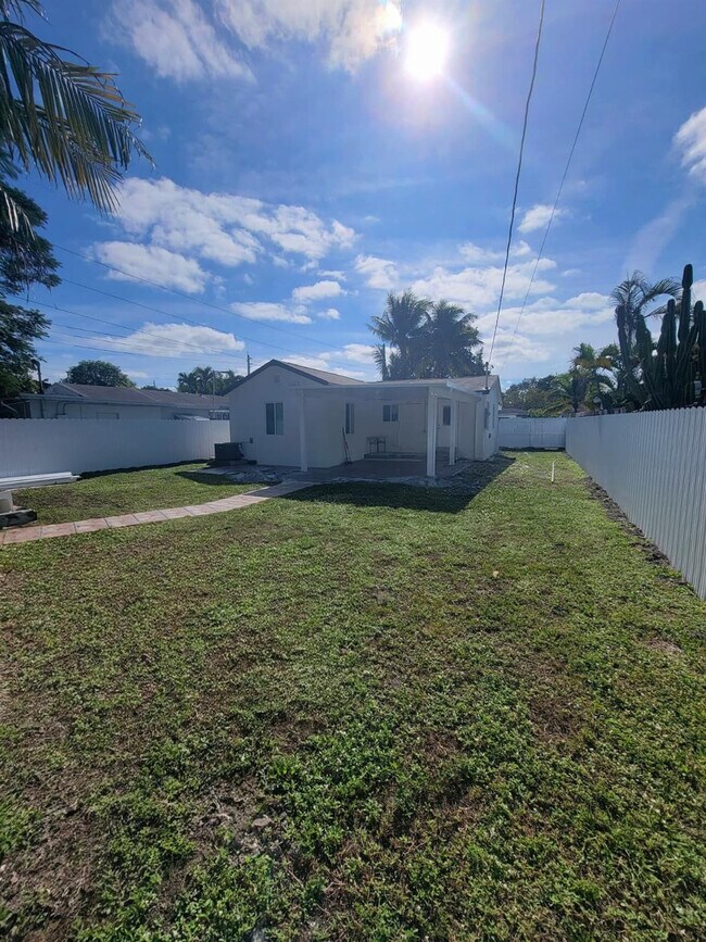 Building Photo - 2207 Taft St