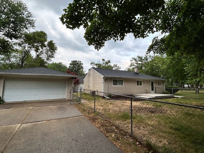 Building Photo - 28050 Curtis Rd