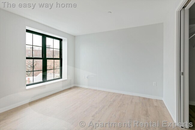 Building Photo - 10 Soden St