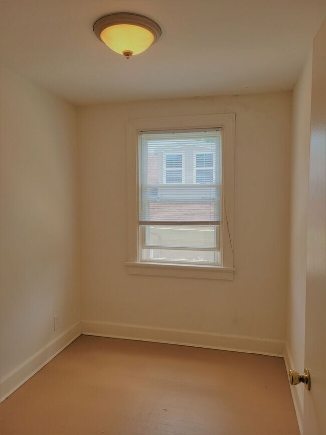 Building Photo - 1315 Byron St