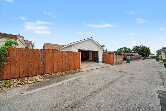 Building Photo - Charming 3-bed, 2-bath home in Universal C...