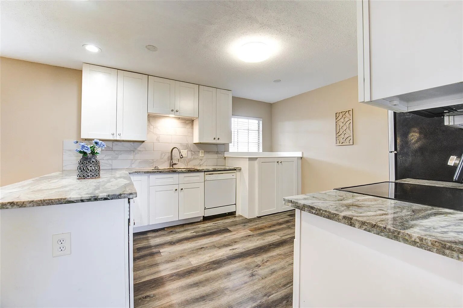 Building Photo - 2101 Fountain View Dr