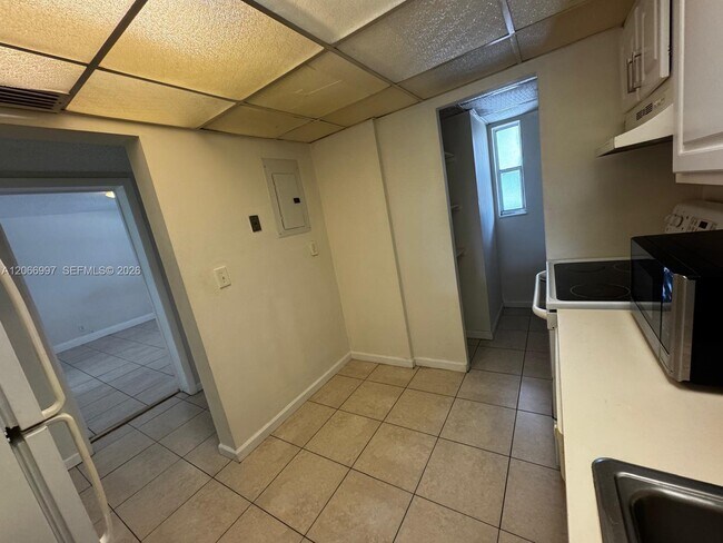 Building Photo - 8020 Fairview Dr