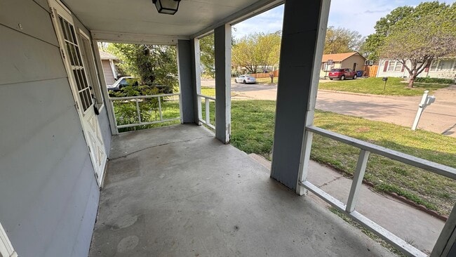 Building Photo - $1050 - 3 bed 1 bath - Single Family Home ...