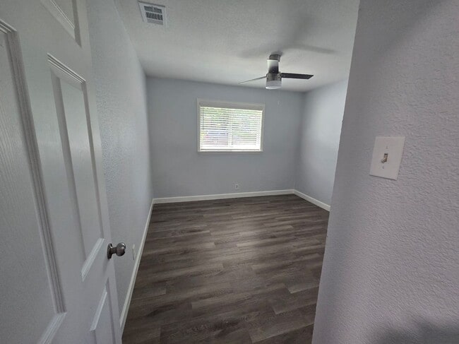 Building Photo - 2647 Springvale Dr