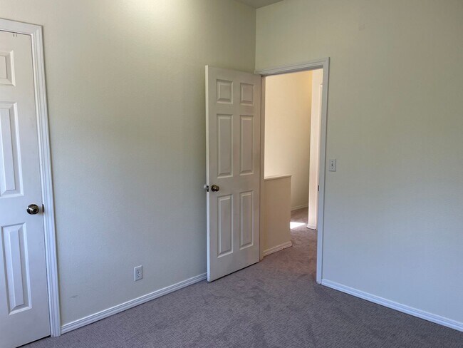 Building Photo - Spacious 3-Bed, 3-Bath Maple Leaf Home