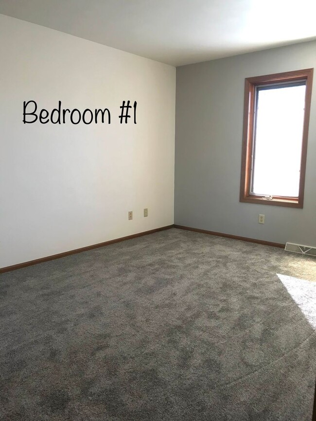 Building Photo - 3 Bedroom 2 Bathroom Townhouse in Neenah