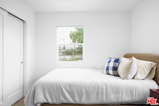 Building Photo - 848 N Las Palmas Ave