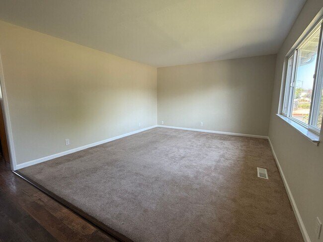 Building Photo - Spacious 5 bedroom 2.5 bath home in San Jose