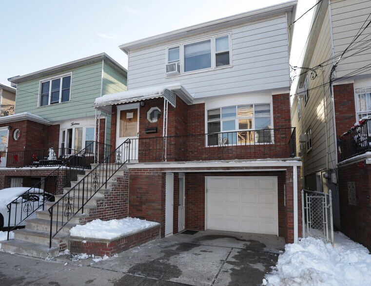 Building Photo - 15 Bleecker St